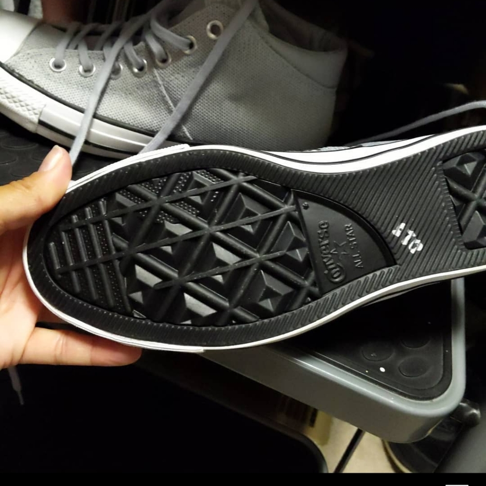 Women's size 8 high top converse.